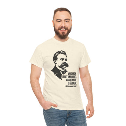 Unisex T-Shirt mit Zitat - Friedrich Nietzsche - Was mich nicht umbringt – person-3