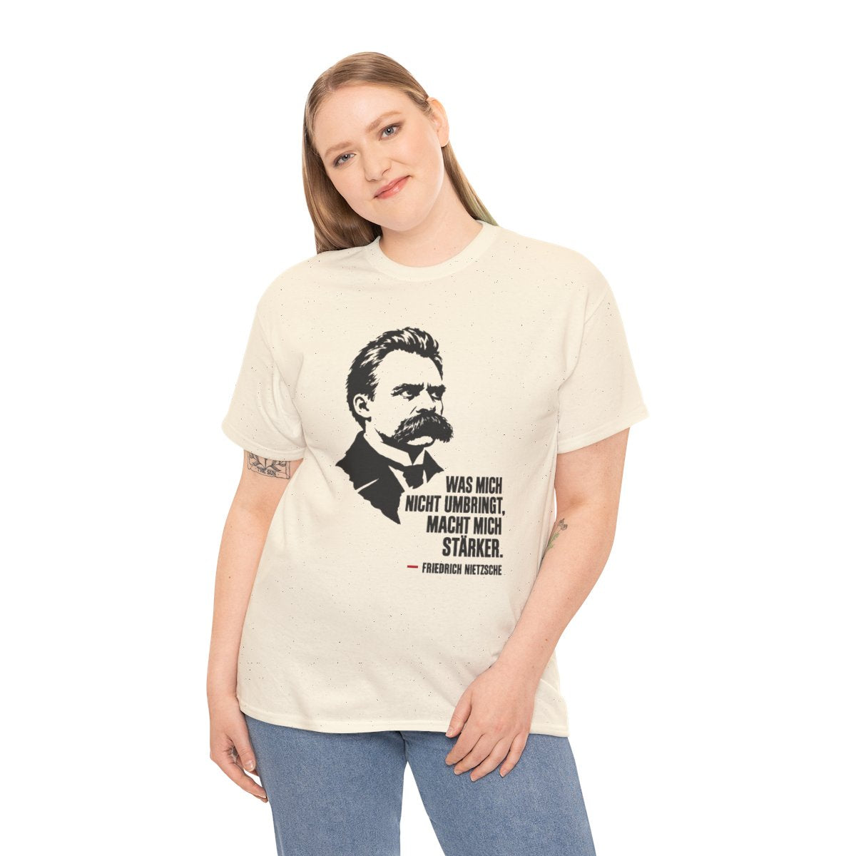Unisex T-Shirt mit Zitat - Friedrich Nietzsche - Was mich nicht umbringt – person-2