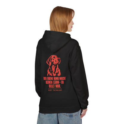 Unisex Fleece Hoodie mit Zitat - Tucholsky - Der eigene Hund macht keinen – person-1-back