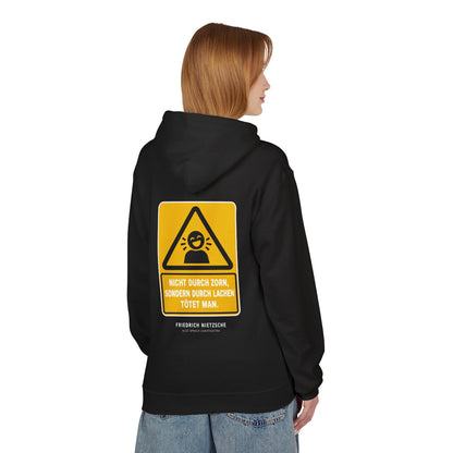 Unisex Fleece Hoodie mit Zitat - Nietzsche - Nicht durch Zorn – person-1-back