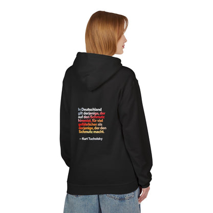 Unisex Fleece Hoodie mit Zitat - Tucholsky - Schmutz – person-1-back