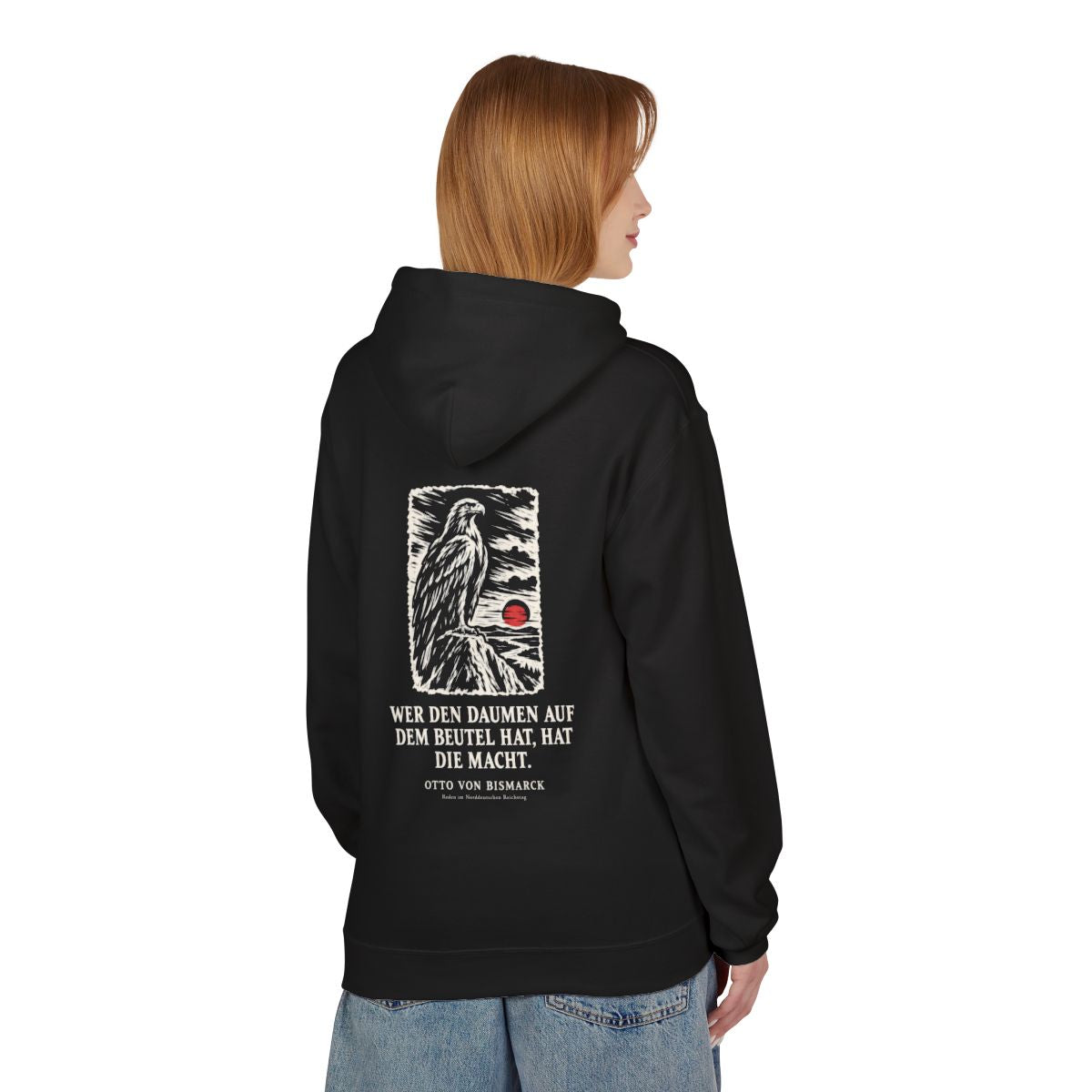 Unisex Fleece Hoodie mit Zitat - Bismarck - Wer den Daumen Holzschnitt – person-1-back