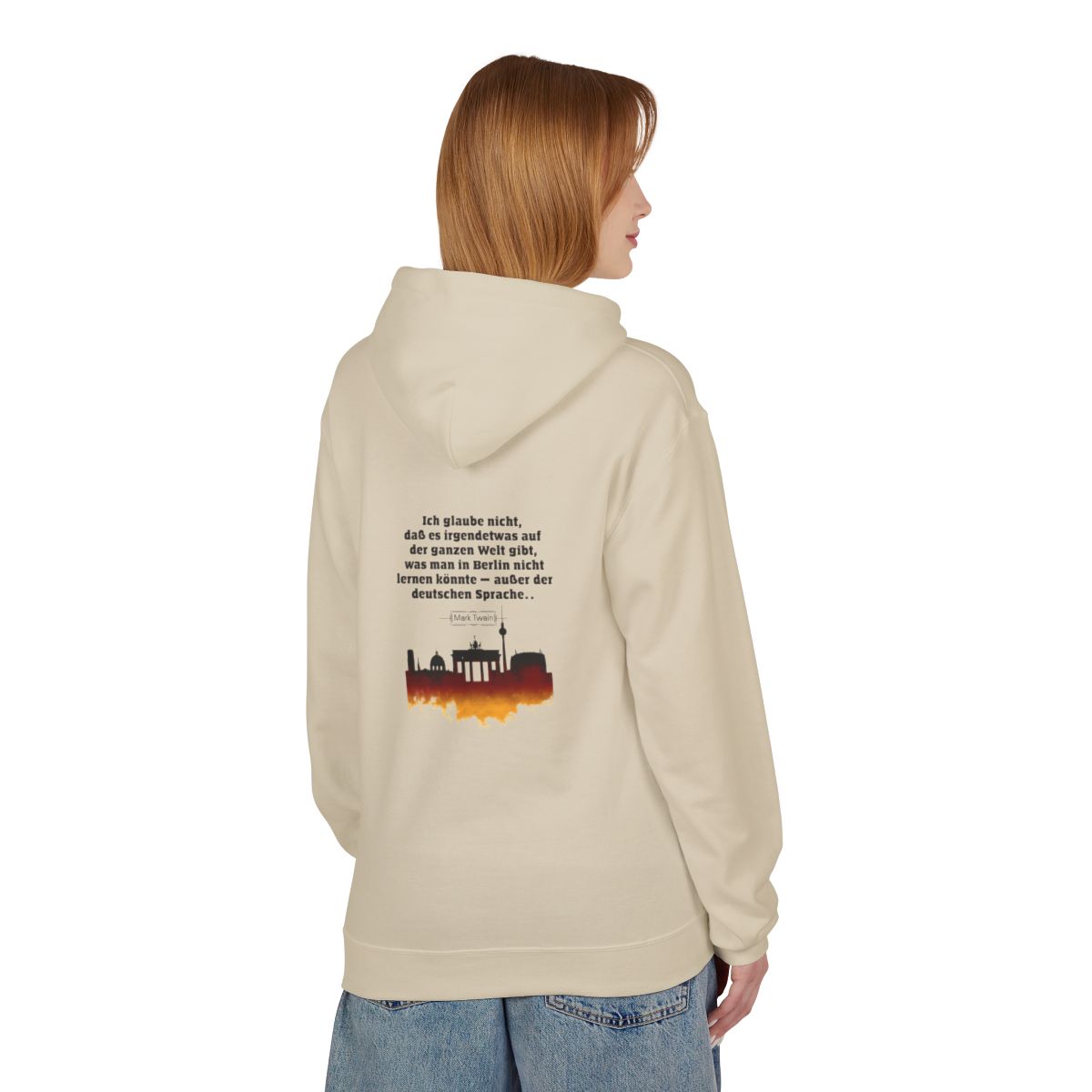 Unisex Fleece Hoodie mit Zitat - Twain - Berlin und die deutsche Sprache – person-1-back