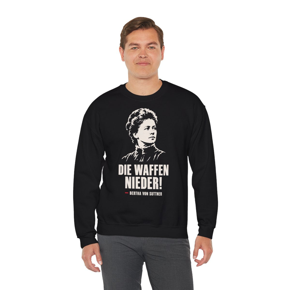 Unisex Sweatshirt mit Zitat - Bertha von Suttner - Die Waffen nieder – person-3