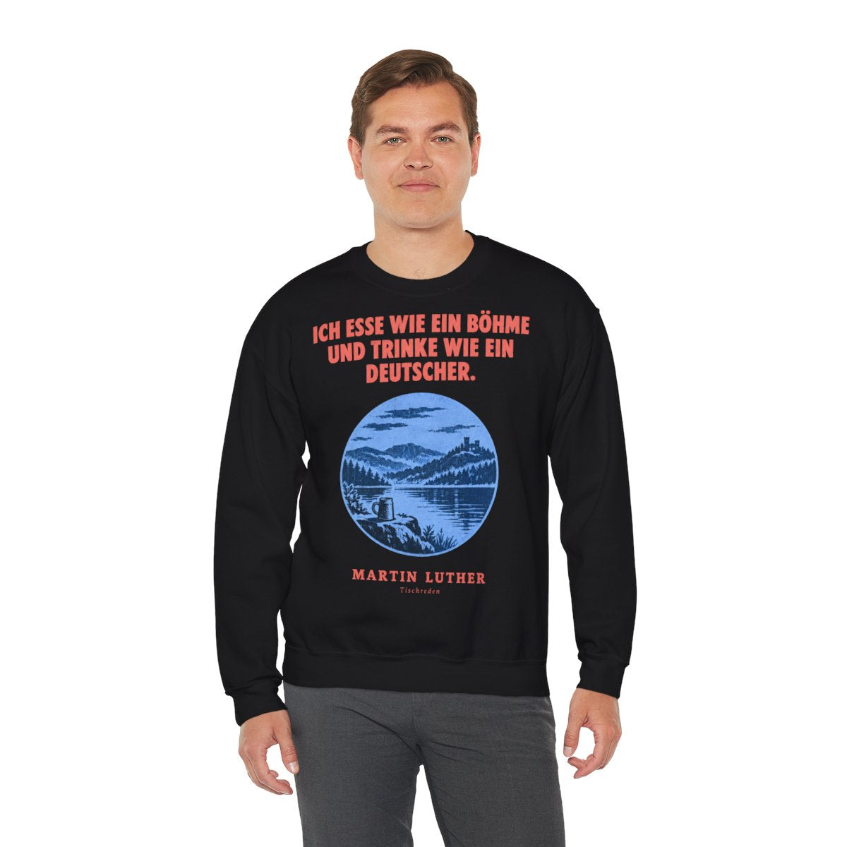 Unisex Sweatshirt mit Zitat - Luther - Ich esse wie ein Böhme Plakat – person-3