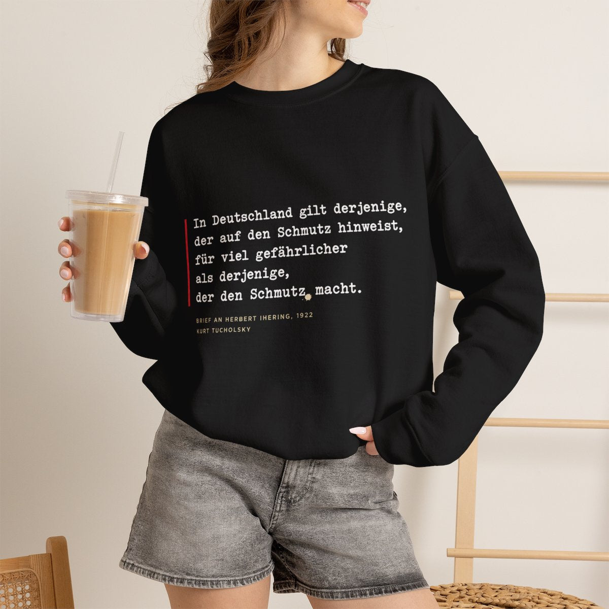 Unisex Sweatshirt mit Zitat - Tucholsky - Schmutz Weltbuehne – lifestyle-2
