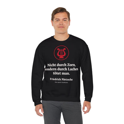 Unisex Sweatshirt mit Zitat - Nietzsche - Nicht durch Zorn Symbol – person-3