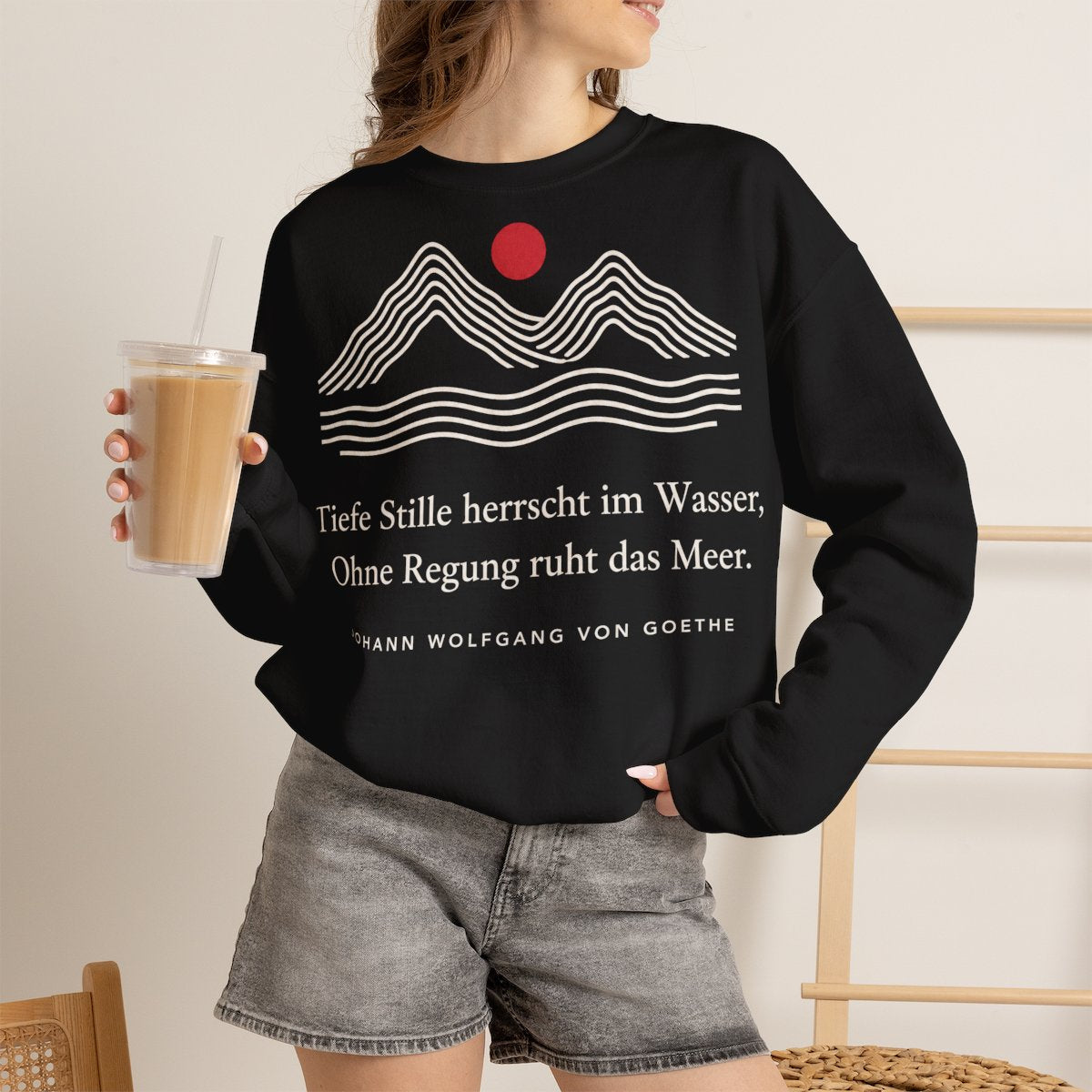 Unisex Sweatshirt mit Zitat - Goethe - Tiefe Stille herrscht im Wasser Linien – lifestyle-2