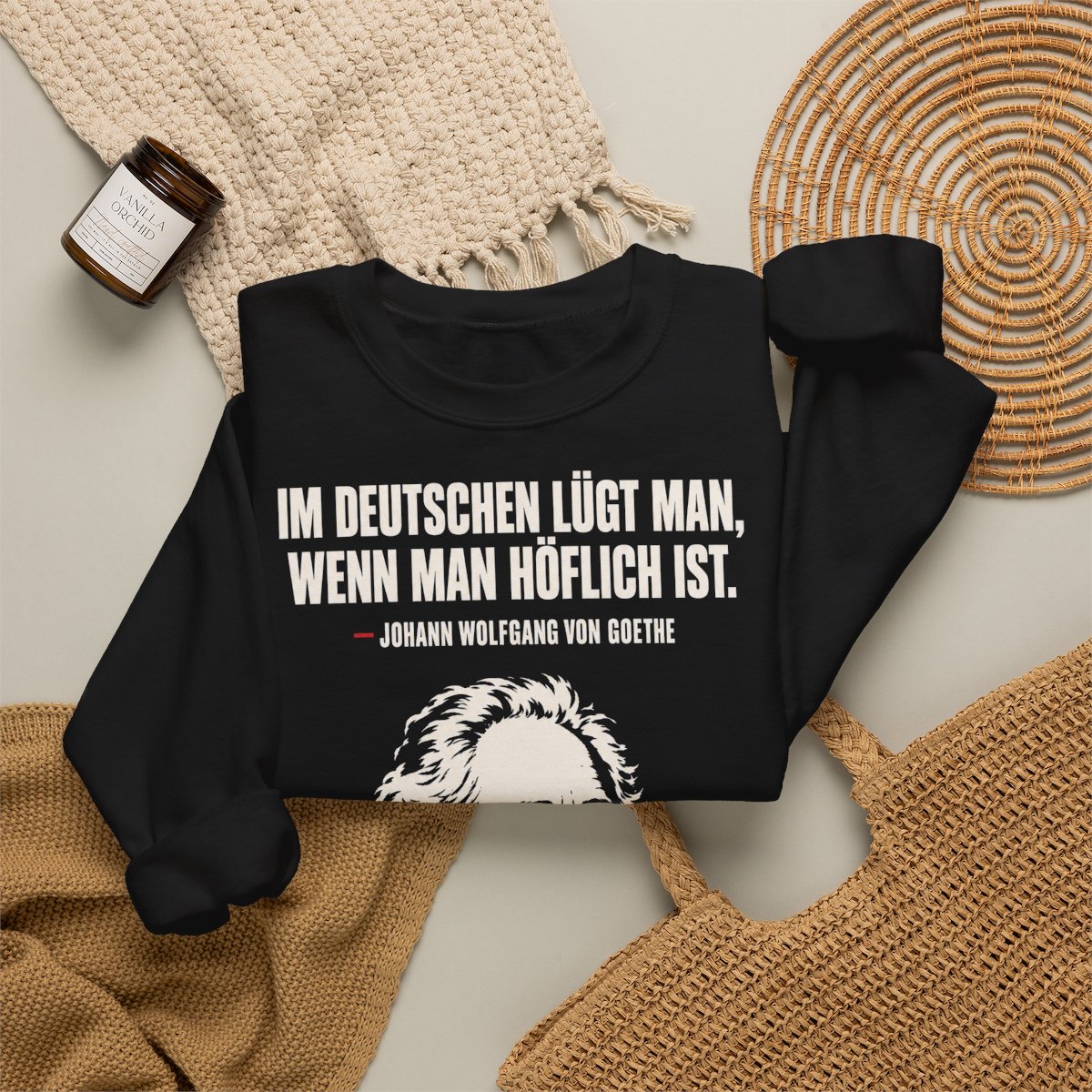 Unisex Sweatshirt mit Zitat - Goethe - Im Deutschen lügt man – folded-2