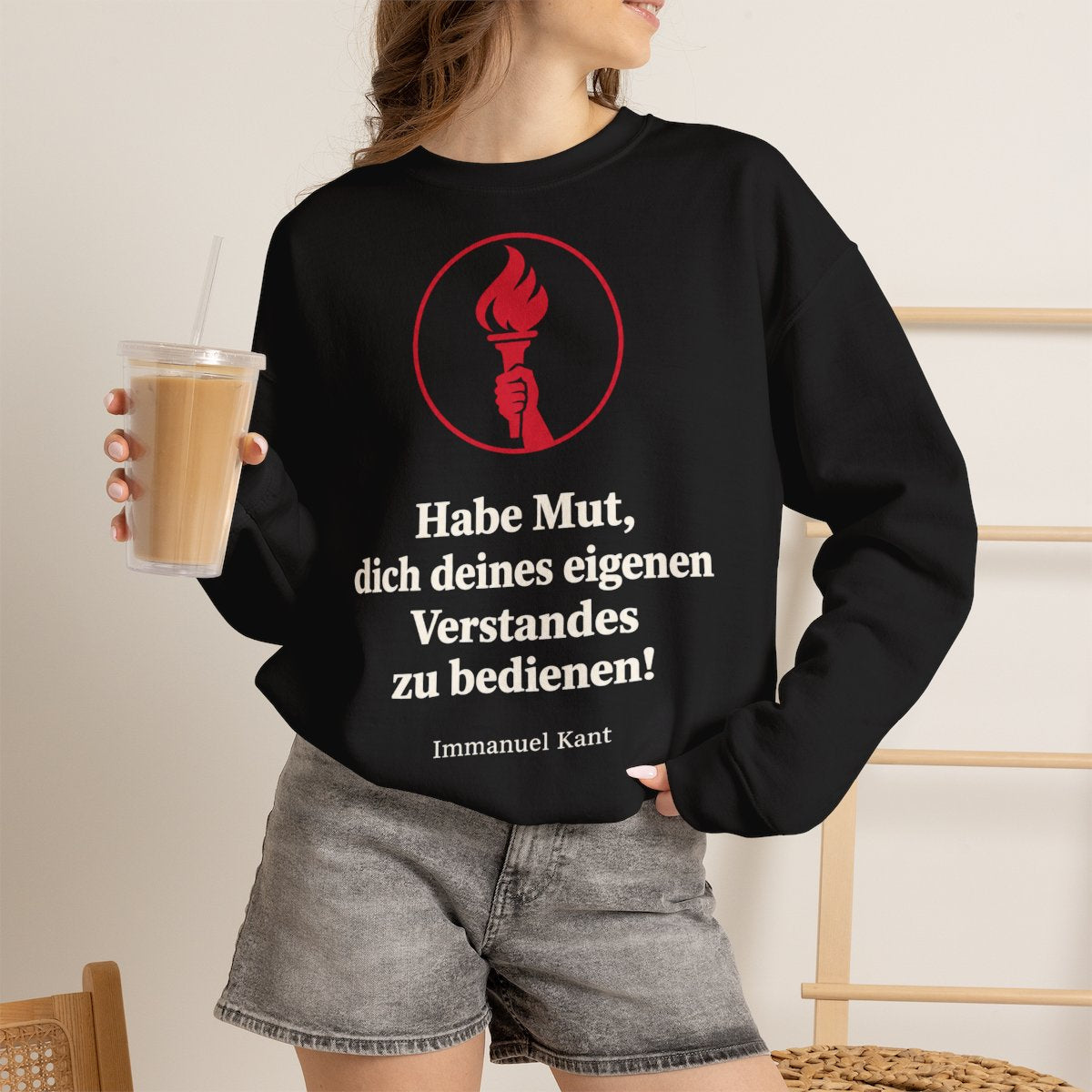 Unisex Sweatshirt mit Zitat - Kant - Habe Mut Fackel – lifestyle-2