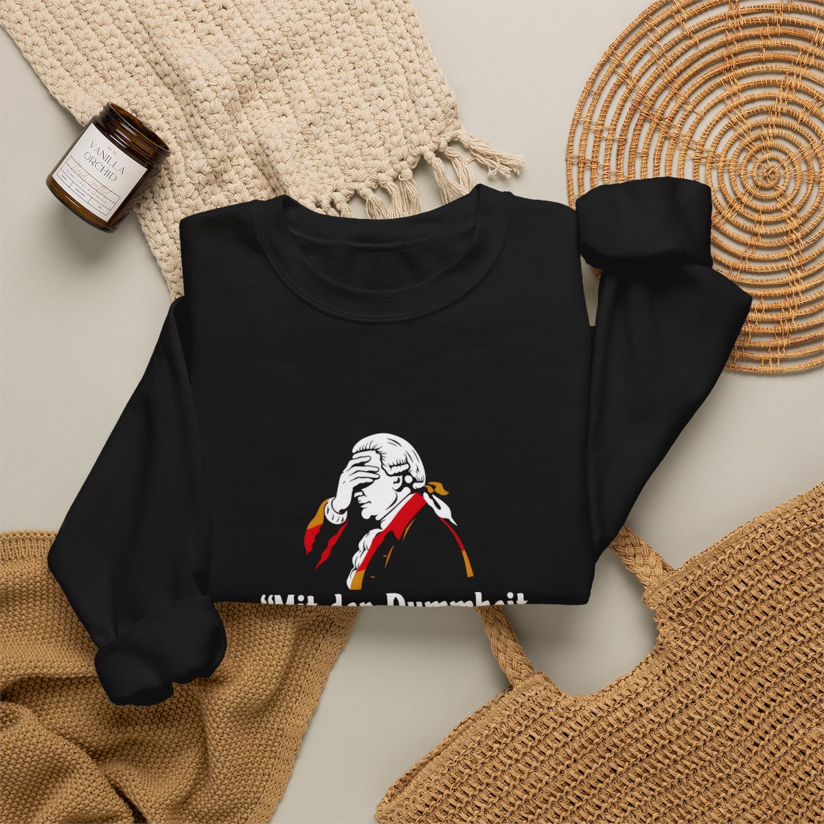 Unisex Sweatshirt mit Zitat - Schiller - Mit der Dummheit kämpfen Götter – folded-2