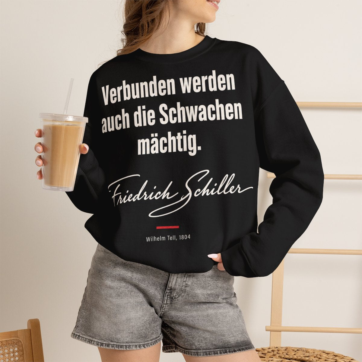 Unisex Sweatshirt mit Zitat - Schiller - Verbunden werden auch die Schwachen mächtig – lifestyle-2