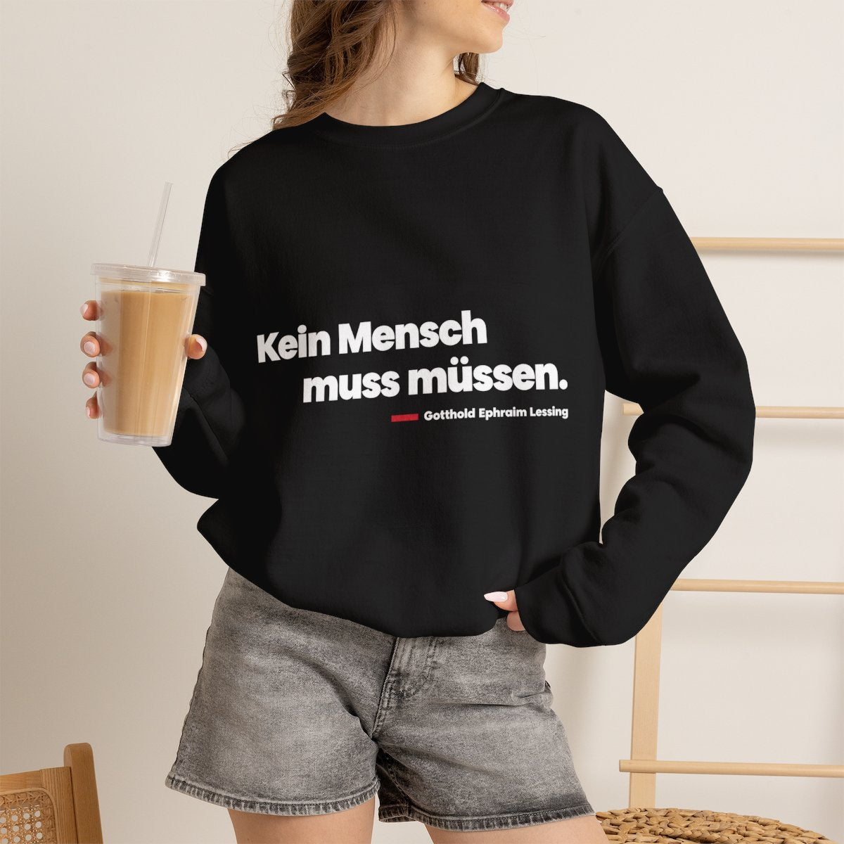 Unisex Sweatshirt mit Zitat - Lessing - Kein Mensch muss müssen – lifestyle-2