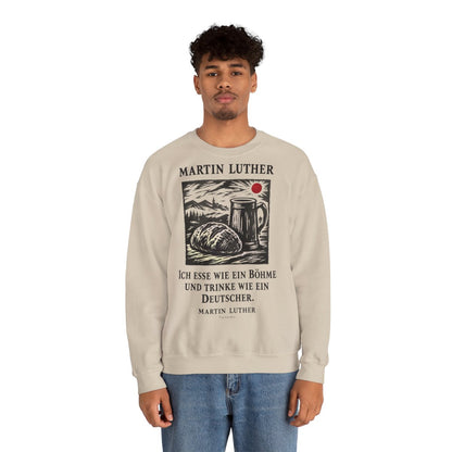 Unisex Sweatshirt mit Zitat - Luther - Ich esse wie ein Böhme Holzschnitt – person-2