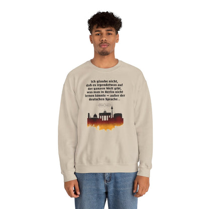 Unisex Sweatshirt mit Zitat - Twain - Berlin und die deutsche Sprache – person-2