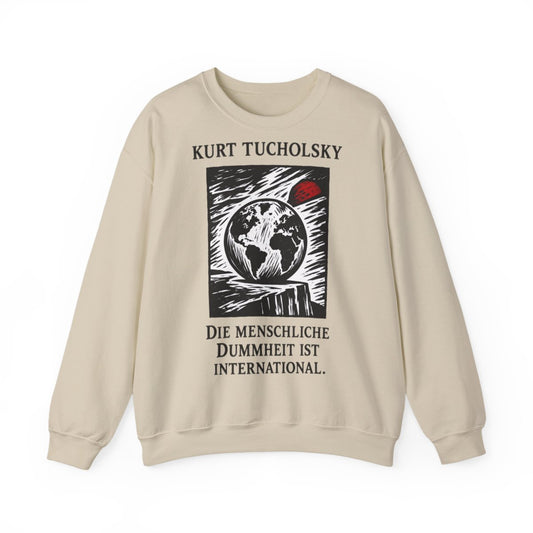 Unisex Sweatshirt mit Zitat - Tucholsky - Die menschliche Dummheit ist international – front