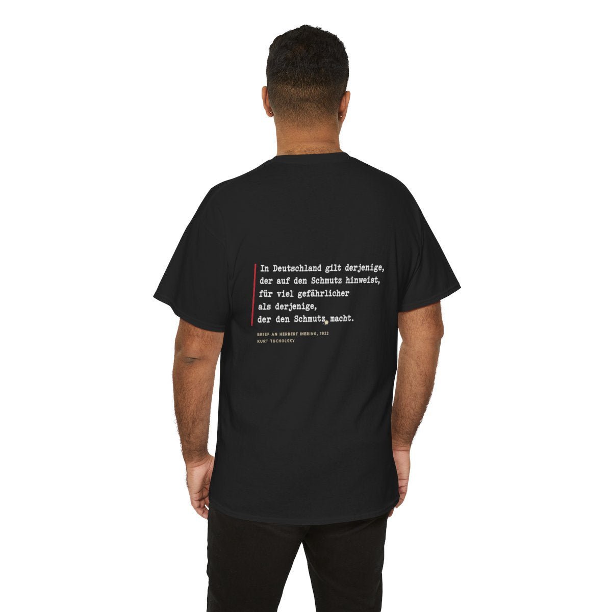 Unisex T-Shirt mit Zitat - Tucholsky - Schmutz Weltbuehne (Druck hinten) – person-6-back