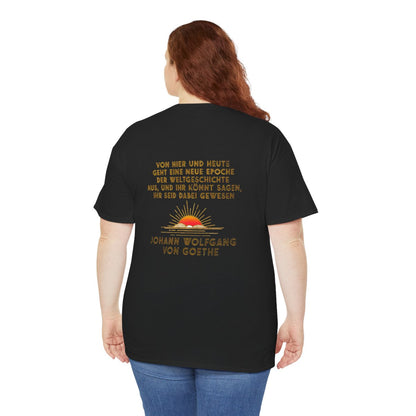 Unisex T-Shirt mit Zitat - Goethe - Neue Epoche der Weltgeschichte (Druck hinten) – person-5-back