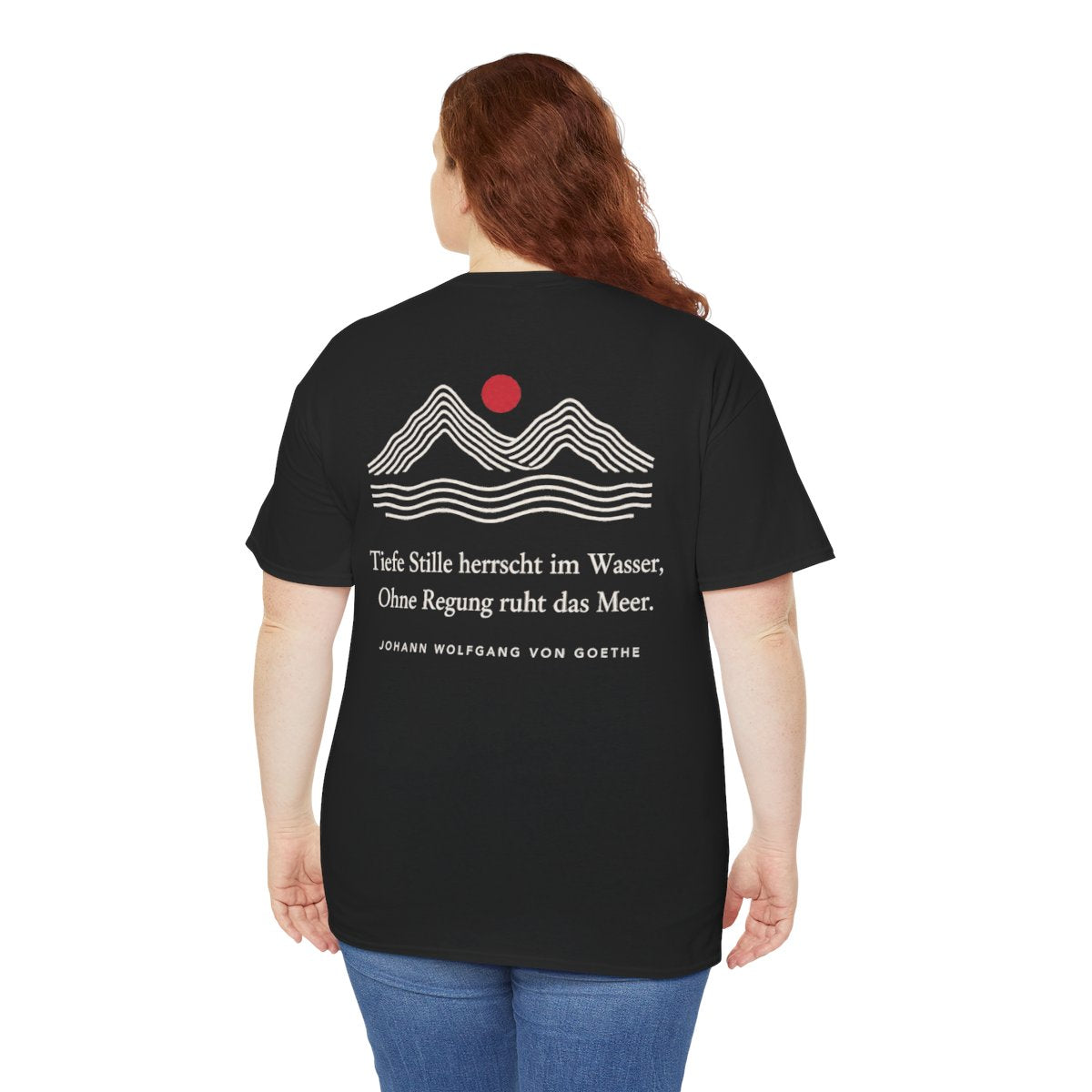 Unisex T-Shirt mit Zitat - Goethe - Tiefe Stille herrscht im Wasser Linien (Druck hinten) – person-5-back