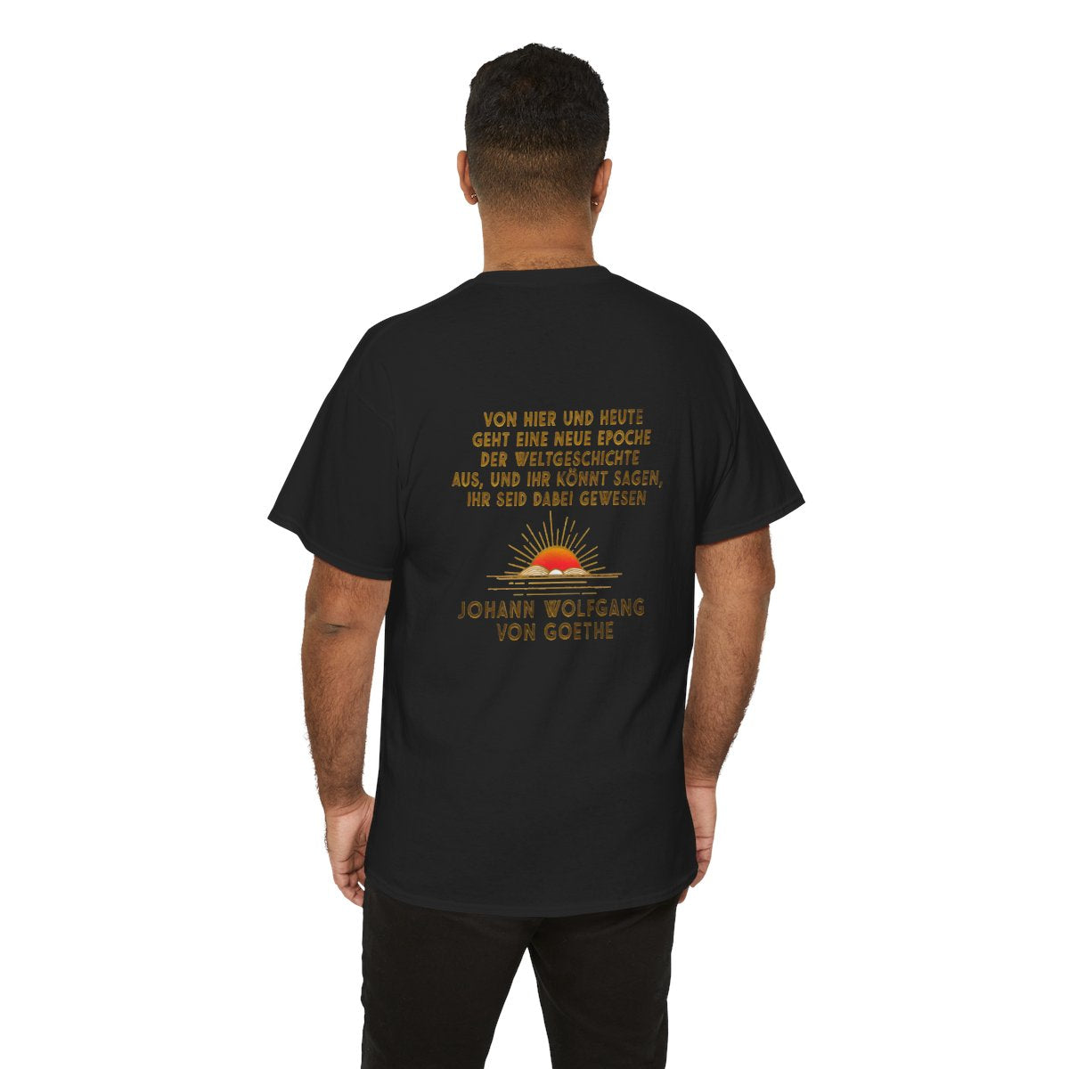 Unisex T-Shirt mit Zitat - Goethe - Neue Epoche der Weltgeschichte (Druck hinten) – person-6-back