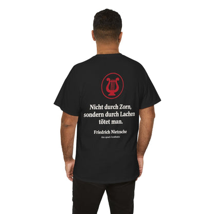 Unisex T-Shirt mit Zitat - Nietzsche - Nicht durch Zorn Symbol (Druck hinten) – person-6-back