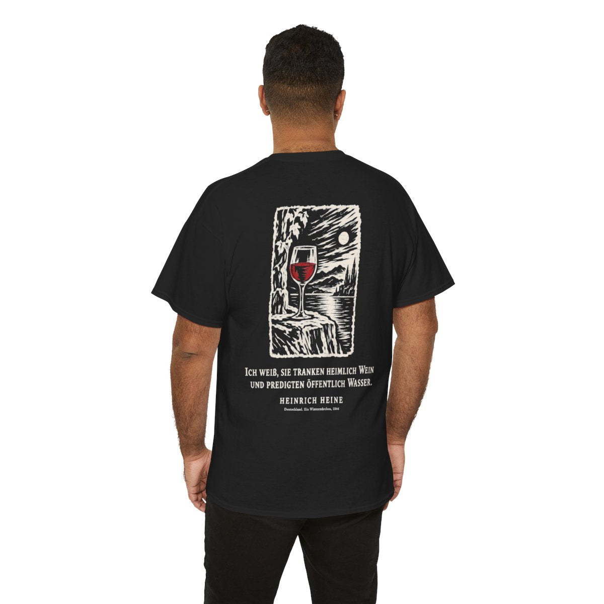 Unisex T-Shirt mit Zitat - Heine - Ich weiß, sie tranken heimlich Wein Holzschnitt (Druck hinten) – person-6-back