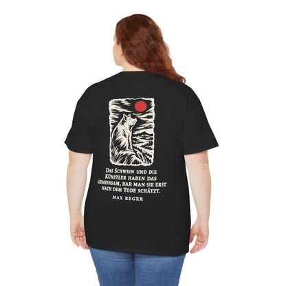 Unisex T-Shirt mit Zitat - Reger - Das Schwein und die Künstler (Druck hinten) – person-5-back