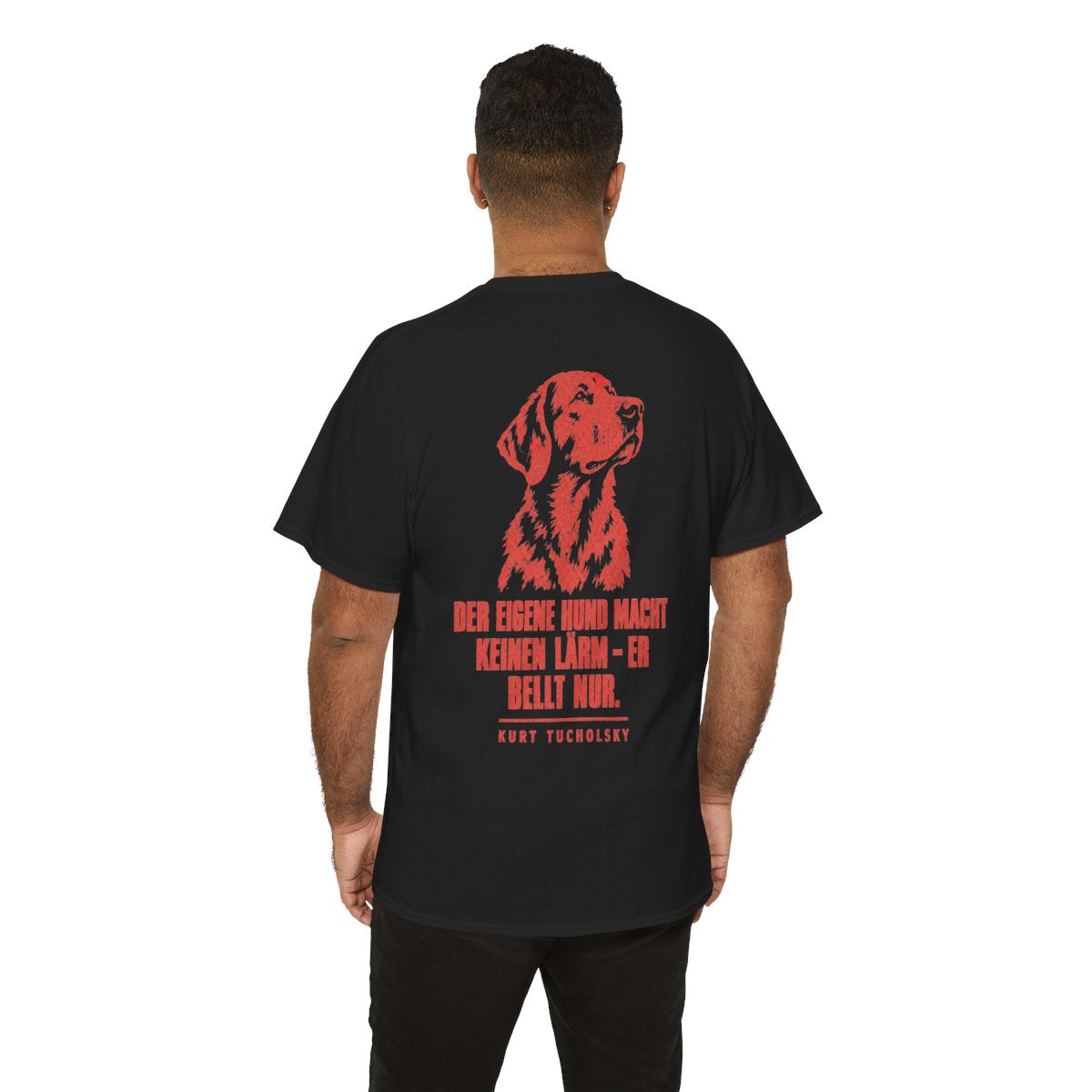 Unisex T-Shirt mit Zitat - Tucholsky - Der eigene Hund macht keinen (Druck hinten) – person-6-back