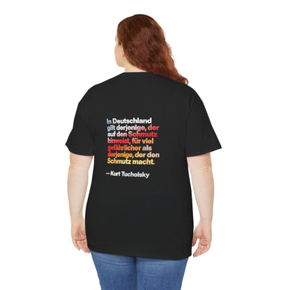Unisex T-Shirt mit Zitat - Tucholsky - Schmutz (Druck hinten) – person-5-back