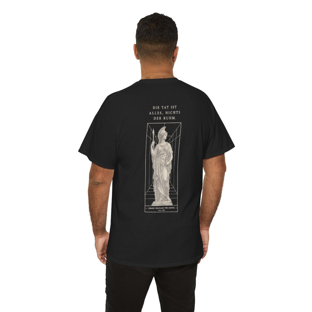 Unisex T-Shirt mit Zitat - Goethe - Die Tat ist alles, nichts der Ruhm (Druck hinten) – person-6-back