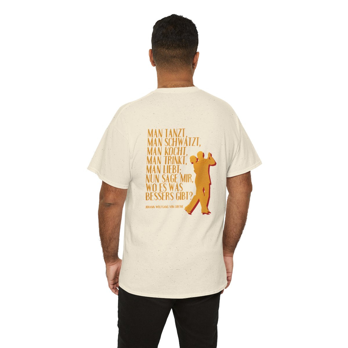 Unisex T-Shirt mit Zitat - Goethe - Man tanzt man trinkt (Druck hinten) – person-6-back