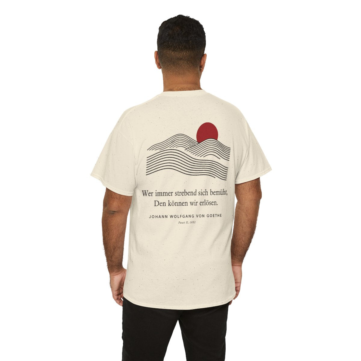 Unisex T-Shirt mit Zitat - Goethe - Wer immer strebend sich bemüht Linien (Druck hinten) – person-6-back