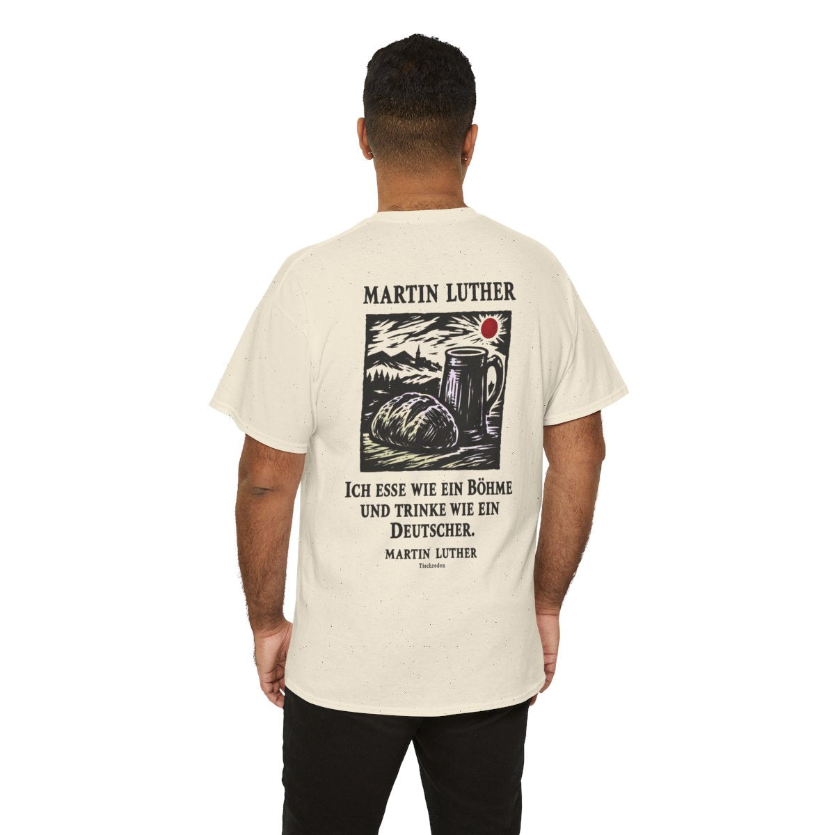 Unisex T-Shirt mit Zitat - Luther - Ich esse wie ein Böhme Holzschnitt (Druck hinten) – person-6-back