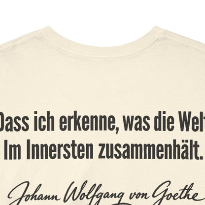 Unisex T-Shirt mit Zitat - Goethe - Dass ich erkenne, was die Welt Signatur (Druck hinten) – back-collar-closeup