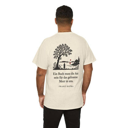 Unisex T-Shirt mit Zitat - Kafka - Ein Buch muss die Axt Scherenschnitt (Druck hinten) – person-6-back