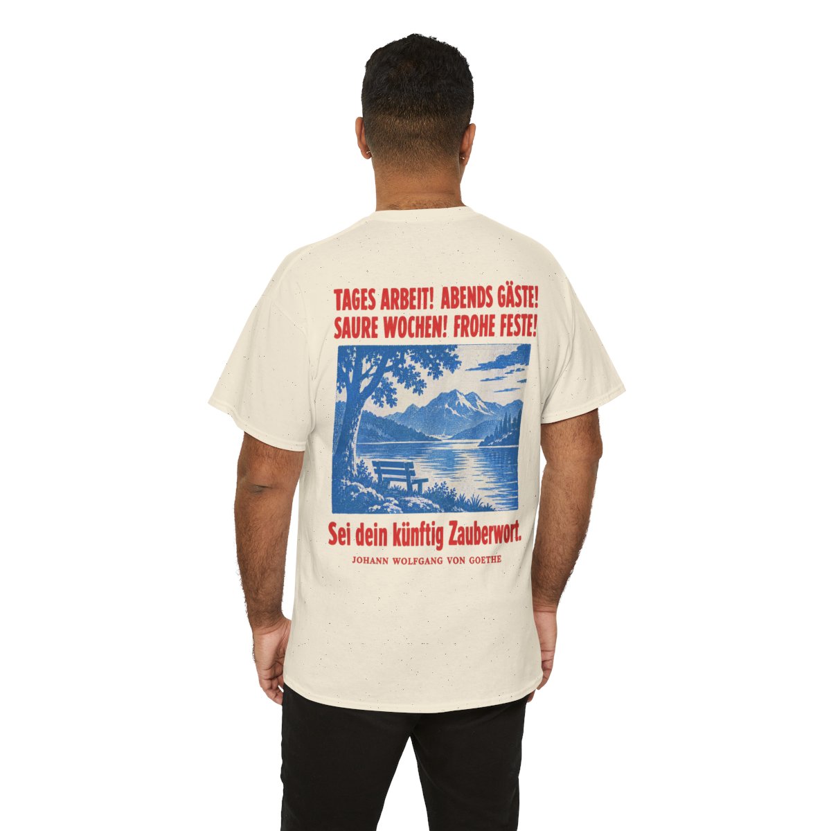 Unisex T-Shirt mit Zitat - Goethe - Tages Arbeit Plakat (Druck hinten) – person-6-back