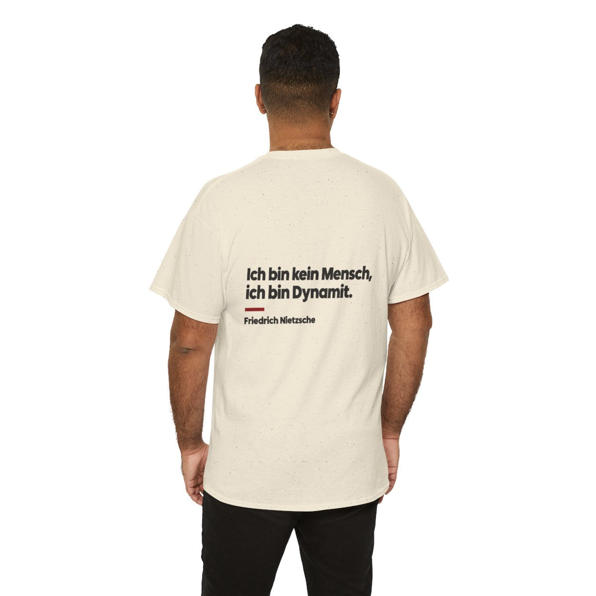 Unisex T-Shirt mit Zitat - Nietzsche - Ich bin Dynamit (Druck hinten) – person-6-back