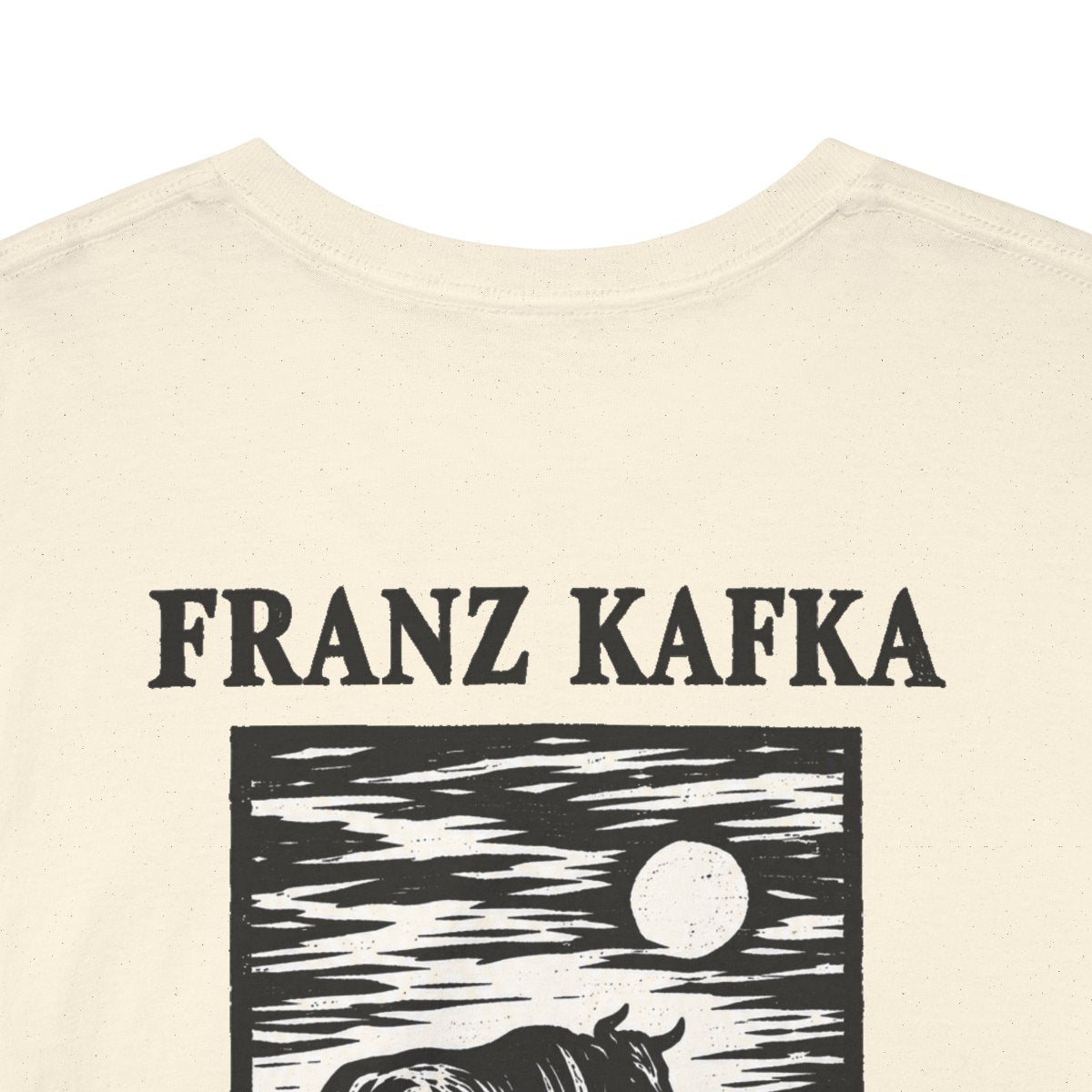 Unisex T-Shirt mit Zitat - Kafka - Ich bin unpünktlich (Druck hinten) – back-collar-closeup