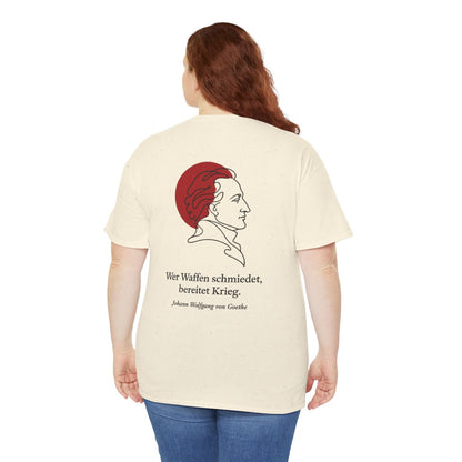 Unisex T-Shirt mit Zitat - Goethe - Wer Waffen schmiedet (Druck hinten) – person-5-back
