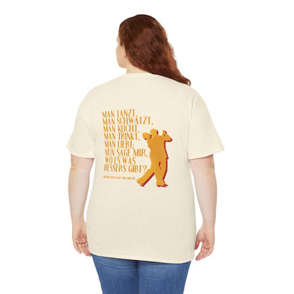 Unisex T-Shirt mit Zitat - Goethe - Man tanzt man trinkt (Druck hinten) – person-5-back