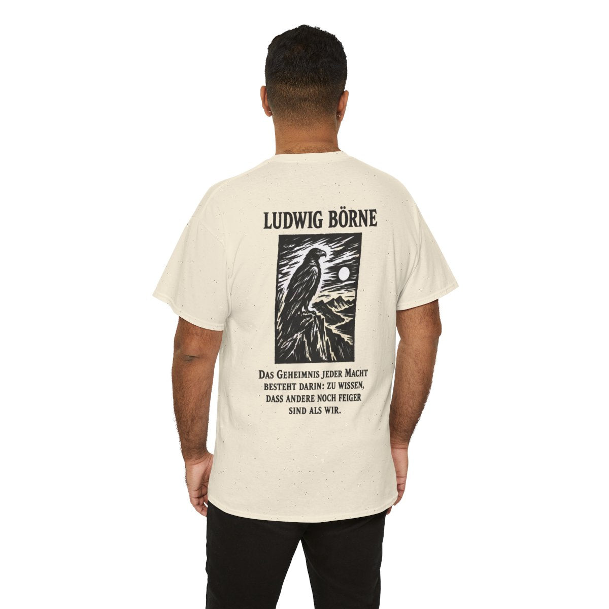 Unisex T-Shirt mit Zitat - Börne - Das Geheimnis jeder Macht besteht Holzschnitt (Druck hinten) – person-6-back
