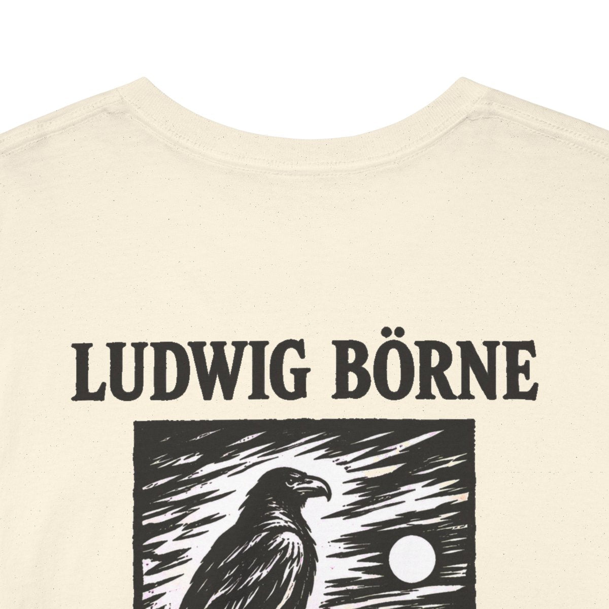 Unisex T-Shirt mit Zitat - Börne - Das Geheimnis jeder Macht besteht Holzschnitt (Druck hinten) – back-collar-closeup
