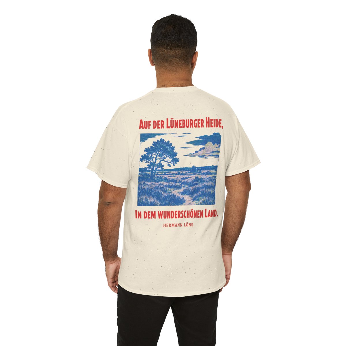 Unisex T-Shirt mit Zitat - Löns - Auf der Lüneburger Heide (Druck hinten) – person-6-back