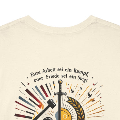 Unisex T-Shirt mit Zitat - Nietzsche - Arbeit sei ein Kampf (Druck hinten) – back-collar-closeup