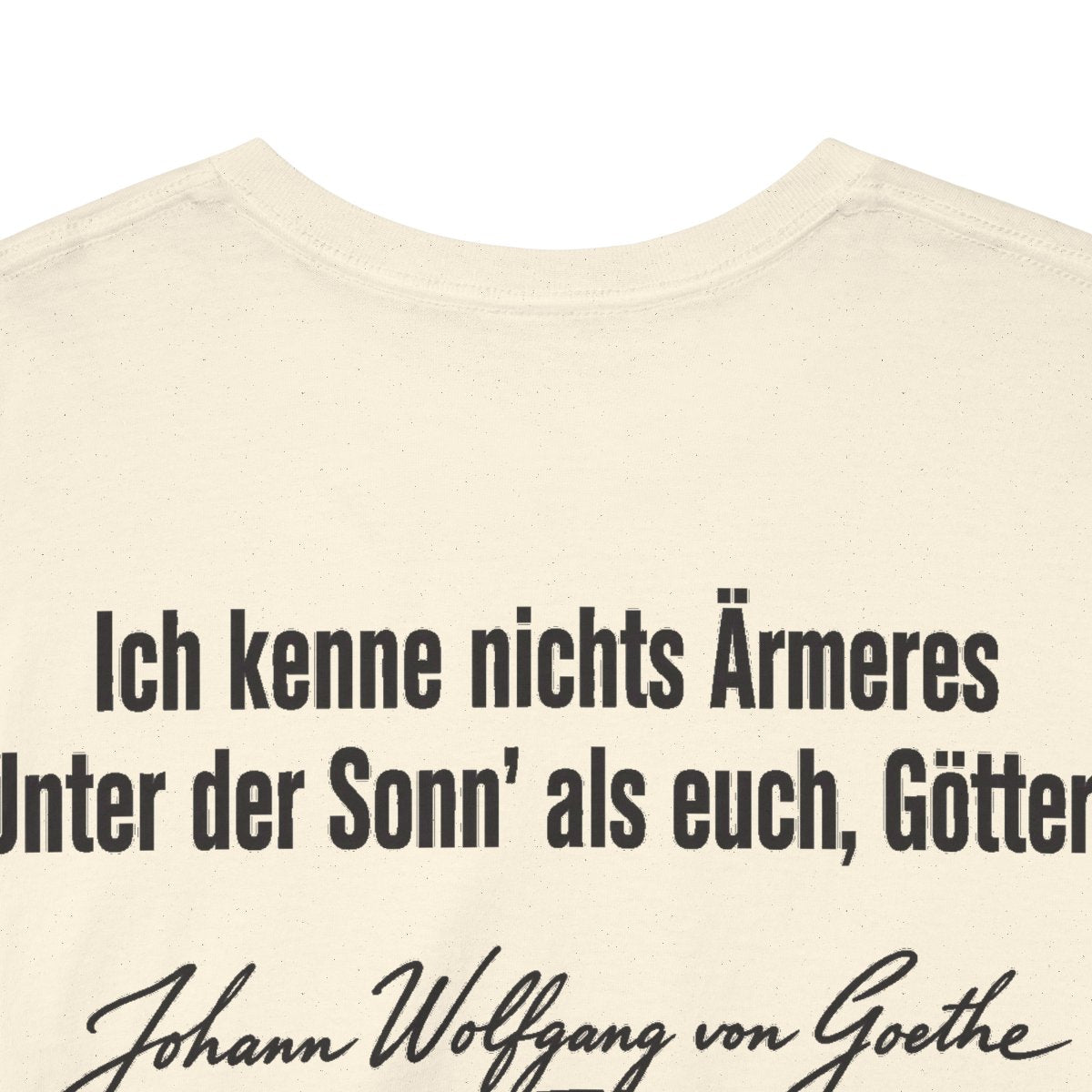 Unisex T-Shirt mit Zitat - Goethe - Ich kenne nichts Ärmeres Signatur (Druck hinten) – back-collar-closeup