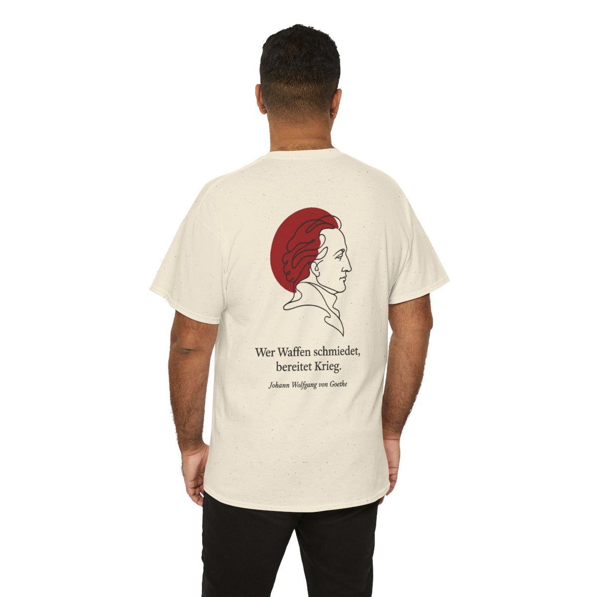 Unisex T-Shirt mit Zitat - Goethe - Wer Waffen schmiedet (Druck hinten) – person-6-back