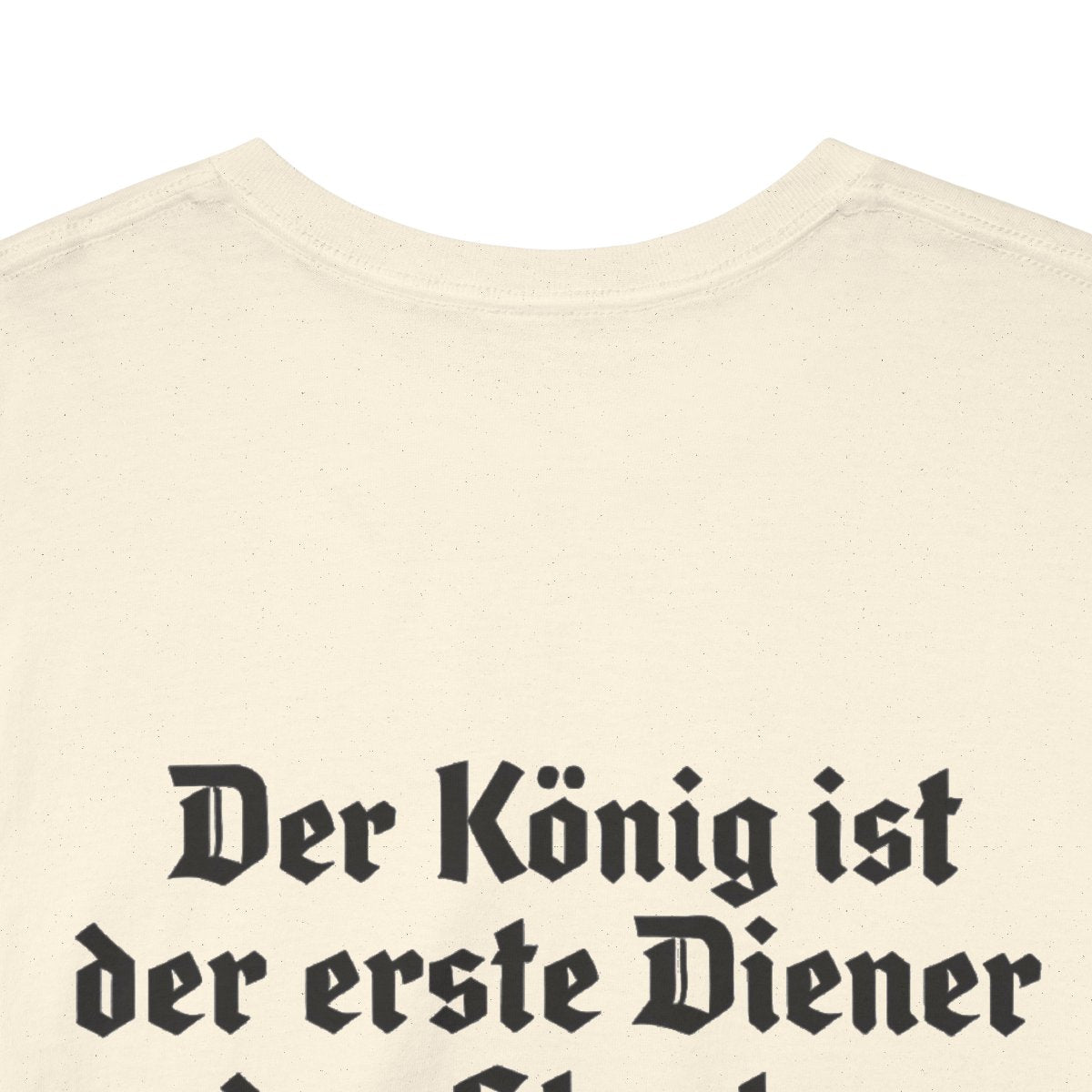 Unisex T-Shirt mit Zitat - Friedrich II. - Erster Diener des Staates (Druck hinten) – back-collar-closeup