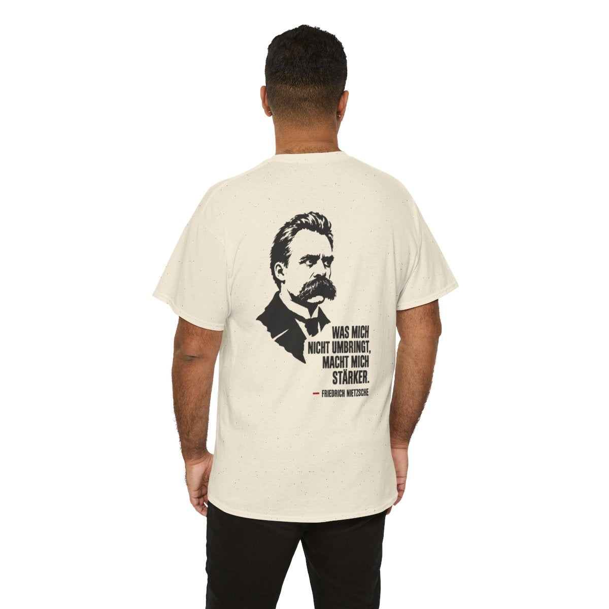 Unisex T-Shirt mit Zitat - Friedrich Nietzsche - Was mich nicht umbringt (Druck hinten) – person-6-back