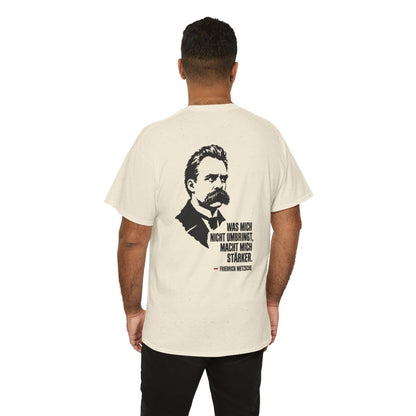 Unisex T-Shirt mit Zitat - Friedrich Nietzsche - Was mich nicht umbringt (Druck hinten) – person-6-back