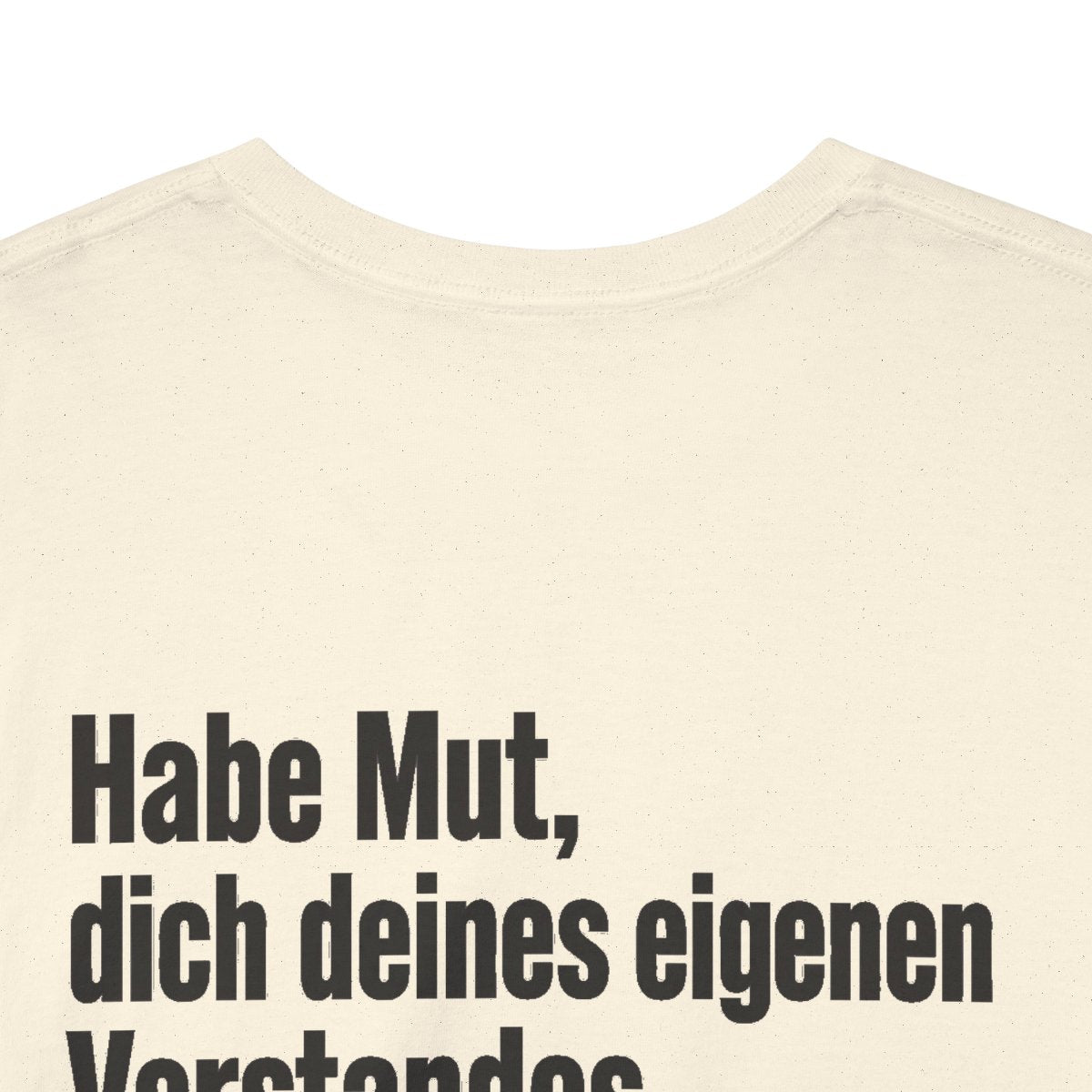 Unisex T-Shirt mit Zitat - Kant - Habe Mut Signatur (Druck hinten) – back-collar-closeup